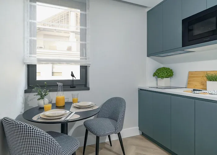 לינה וארוחת בוקר Larum - Adults Only 4*